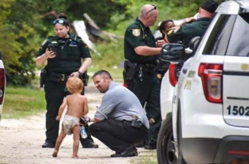  Perros cuidan a niño autista desaparecido